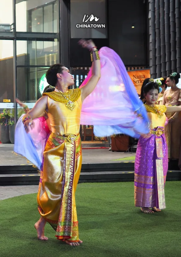 https://www.iamchinatownbkk.com/wp-content/uploads/2026/09/ปก-สิริศิลป์แห่งแผ่นดินฯ-1.webp